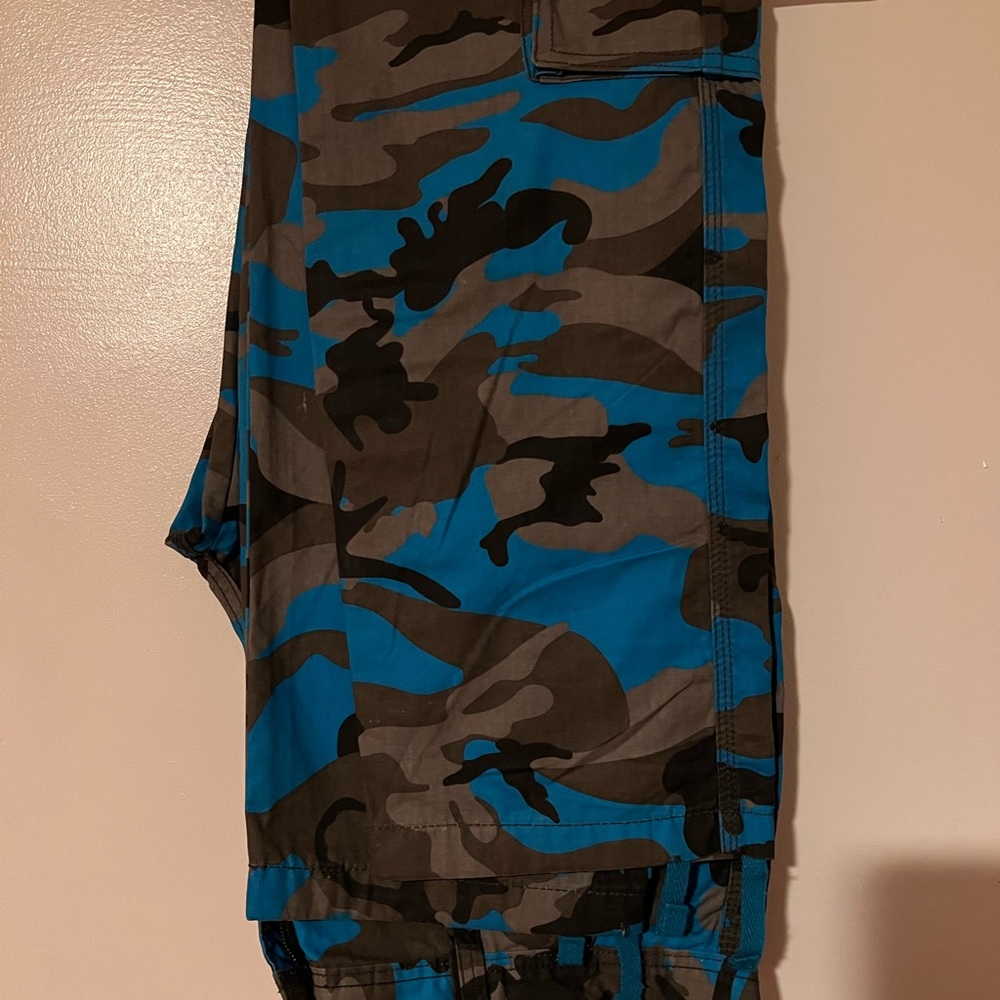 Men’s camo cargo pants